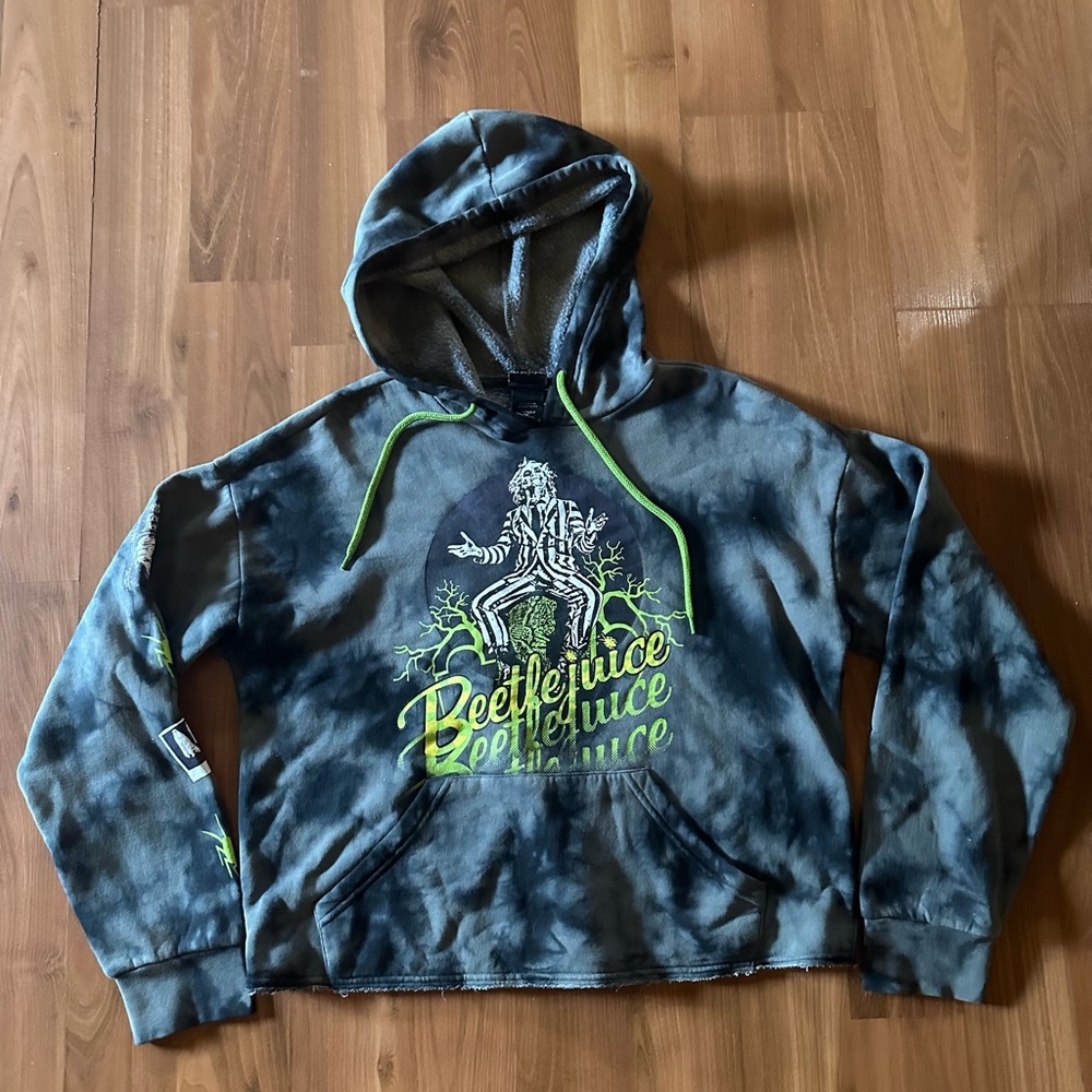 NWT Beetlejuice Tie Dye Crop Hoodie size medium 🪲 - Picture 7 of 8